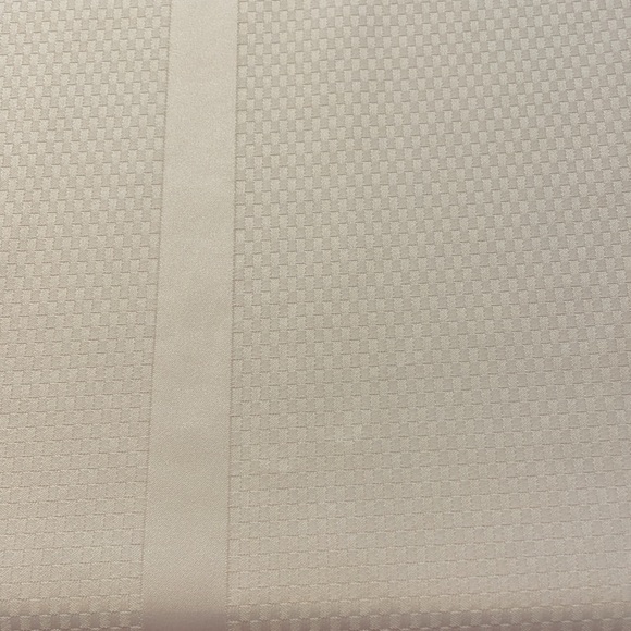 Large Oval no iron tablecloth + 6 napkins. EUC condition. No obvious stains - Picture 2 of 3